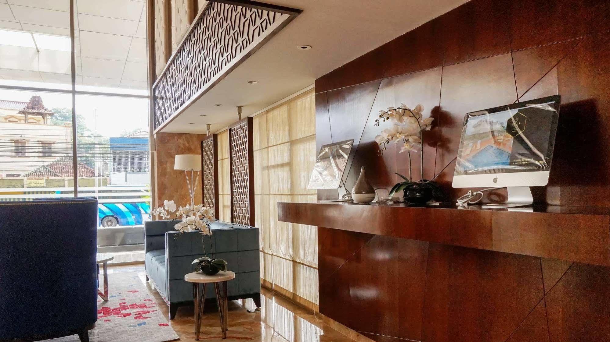 Louis Kienne Hotel Pandanaran Semarang Extérieur photo