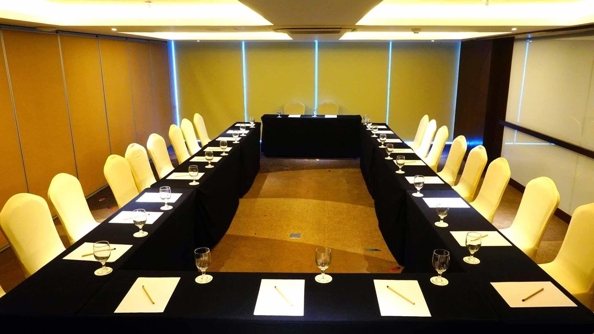 Louis Kienne Hotel Pandanaran Semarang Extérieur photo