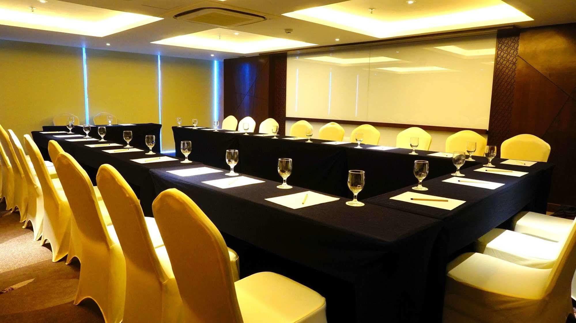 Louis Kienne Hotel Pandanaran Semarang Extérieur photo